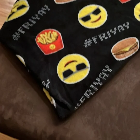 Friyay Cool Burger and Fry Kids Throw Blanket - Picture 2 of 2